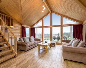 The Buchanan - sleeps 6 guests in 3 bedrooms with hot tub - 5 star award winning lodges - Lauder