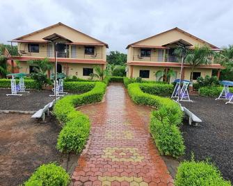 Patang Family Resort - Sasan Gir - Building