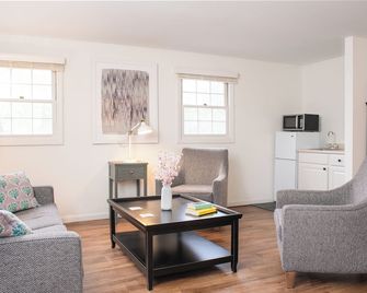 The Ellery - Northampton - Вітальня