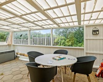 1 Bedroom Gorgeous Home In Aakirkeby - Akirkeby - Dining room