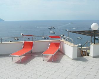 The Faun's House In Cala Dell'acqua On The Sea With A View Of Palmarola - Ponza - Balkon