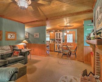 Cozy Pine Mountain Cabin with Screened Porch and Yard! - Pine Mountain - Living room