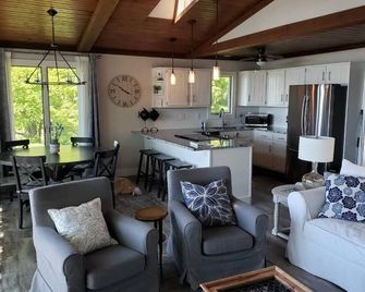 Lake Michigan Beachfront Cottage Huge Deck Low Bluff Newly Remodeled Kayaks Sup - Mears - Sala de estar