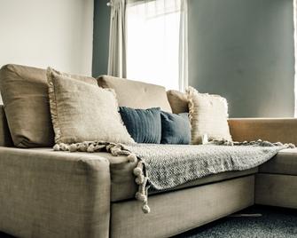 Dealhouse Apartments 10 - Huddersfield - Living room