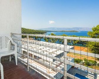Guest House Jelsa - Jelsa - Balcony
