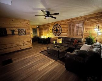 Once Upon a Creek: Newly Renovated Cozy Cabin In The Pines w/Patio Play Area - Payson - Living room