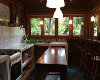 The house is in the middle of Jungle but also 5 minutes walk from the beach - Cocles - Kuchnia