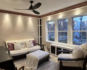 Private Cozy Apartment - Walking Distance from LaGuardia Airport - Queens