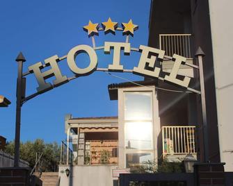 Hotel Ristorante L'Avvenire - Gizzeria - Building