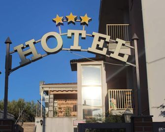 Hotel Ristorante L'Avvenire - Gizzeria - Gebouw
