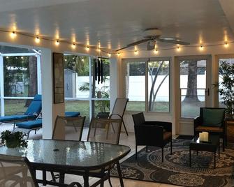 Stunning Vibrant Vacation Rental with Large Pool And Heatable Spa - Fort Myers