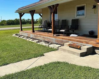 Charming 4-bedroom farmhouse with AC, WiFi near lovely Holton. Beautiful view - Holton - Patio