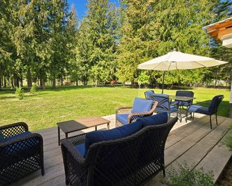 Peaceful Cedar Forest Guesthouse On Historic Farm - Creston - Patio