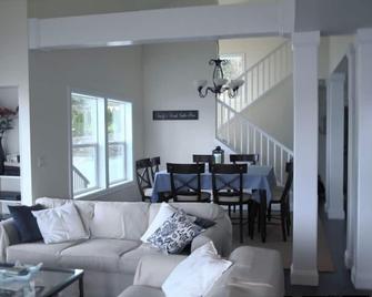 Charmingly Elegant High Bank Waterfront Home - Poulsbo - Sala de estar
