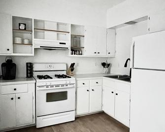 Spacious 2 bedroom apartment - Warren - Kitchen