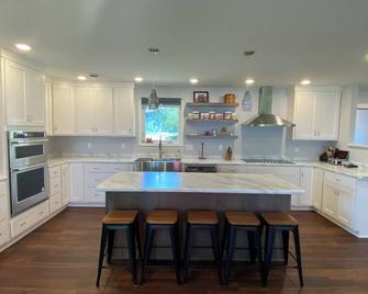 Lakefront house on beautiful Shell Lake, come and relax. - Shell Lake - Kitchen