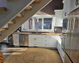 Amazing Peace Chalet Oasis - Rockies Doorway / Easy 20 min commute Calgary South - High River - Кухня