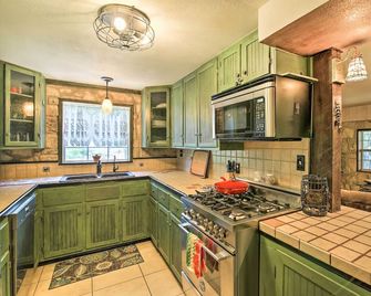 Countryside Cottage: 17 Mi to Downtown San Antonio - San Antonio - Kitchen