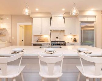 Modern Farmhouse With Stylish Design In Edgartown - Edgartown - Kitchen