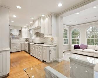 Luxury Home with Private Pool, Heart of Old Town, Hosts 14+, 9bd, 99 walk score - Alexandria - Cuisine