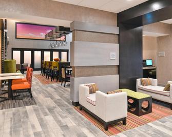 Hampton Inn & Suites Ames - Ames - Recepción