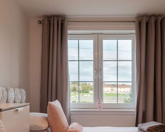 Mackie Residence - SJA Stays - 3 Bed Apartment with parking - Westhill