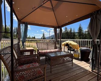 Mara Spring Lodges - Lodge 3 - Grindrod - Balcony