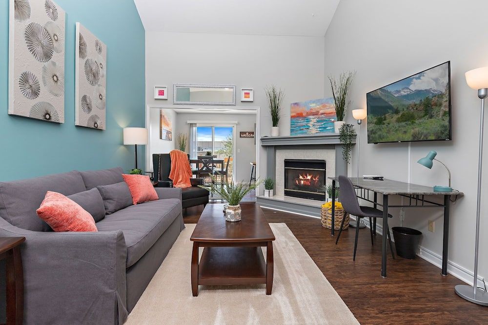 Deluxe Paradise - 3 King Beds + Fast Wifi + Free Parking - Lee’s Summit - Wohnzimmer