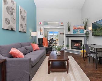 Deluxe Paradise - 3 King Beds + Fast Wifi + Free Parking - Lee’s Summit - Wohnzimmer