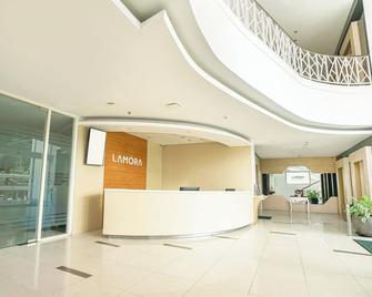 Lamora Kota Lama Surabaya - סוראבאיה - דלפק קבלה