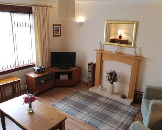 Newholme Self-Catering Bungalow - Pitlochry - Pokój dzienny