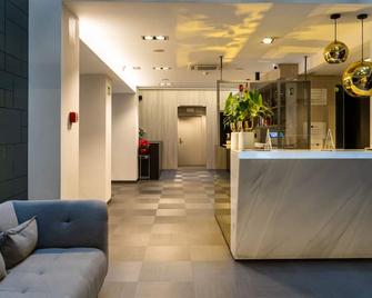 Hotel Lux Santiago - סנטיאגו דה קומפוסטלה - דלפק קבלה