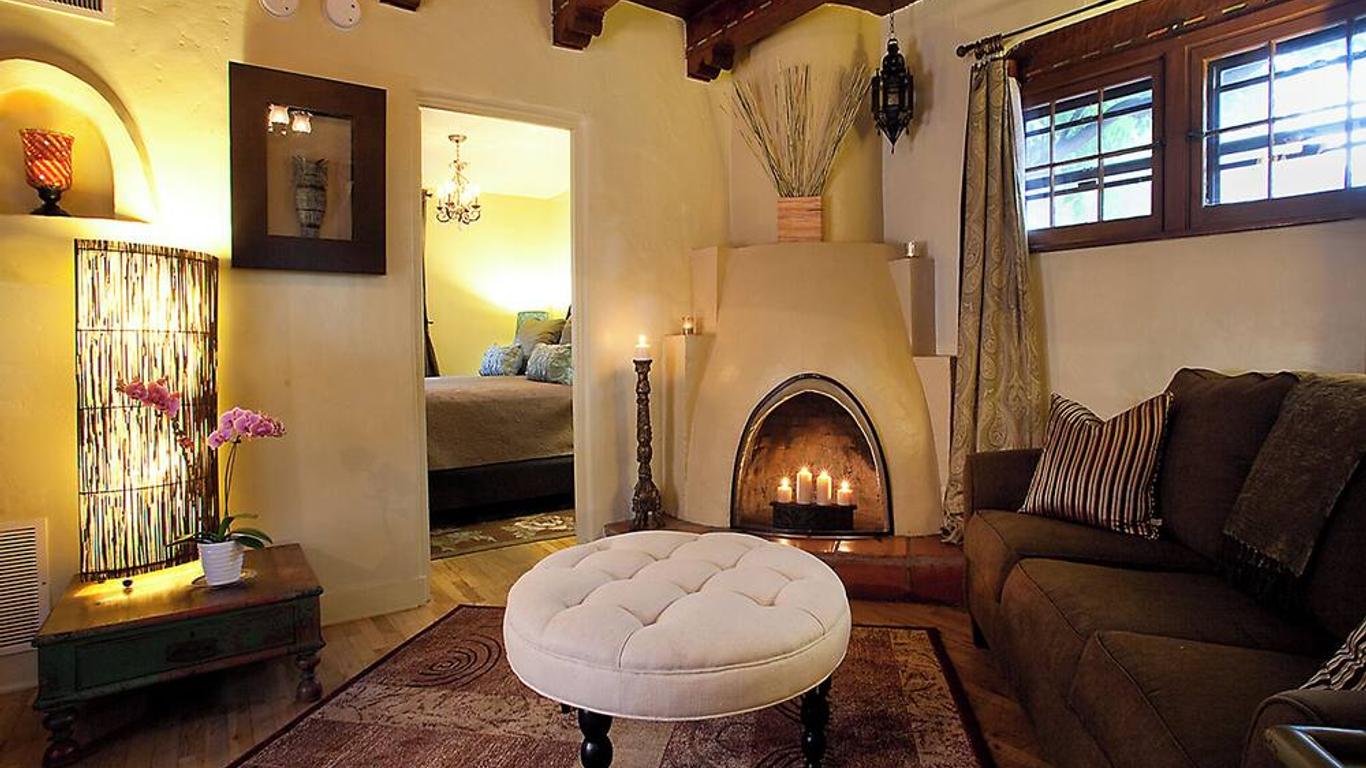 Casa de Tres Lunas/House of Three Moons