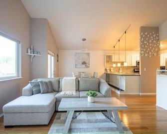 The Last Frontier Lake House Lodge in Anchorage 3bdrm 2ba - Anchorage - Phòng khách