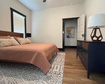 Cozy 2-bedroom Mid Century Modern house in Great Falls - Great Falls - Bedroom