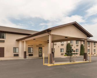 Baymont by Wyndham Hot Springs - Hot Springs - Building