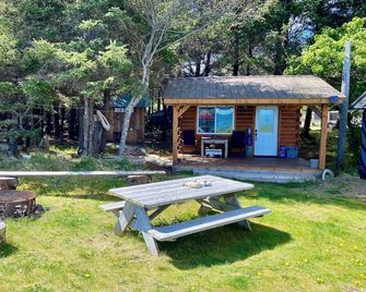 Rustic Ocean Front Tiny Cabin in the quiet farming town of Haida Gwaii - Tlell - Patio