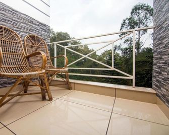 The New Whispering Meadows - Munnar - Balcony
