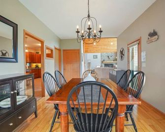 Luxury Home, Hot tub, Game Rm, Sauna, Near trails - Houghton - Dining room