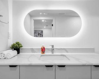 Peaceful 2 Bedroom 2 Baths Oasis in Shaughnessy - Vancouver