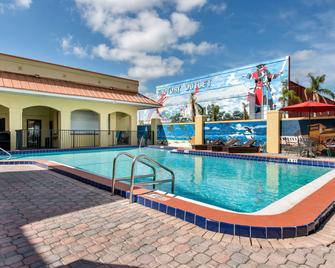 Clarion Inn & Suites Kissimmee-Lake Buena Vista South - Kissimmee - Pool