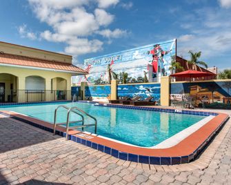 Clarion Inn & Suites Kissimmee-Lake Buena Vista South - Kissimmee - Piscina