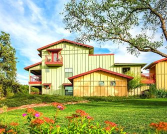 Awesome summers and gorgeous winters - Angels Camp - Building