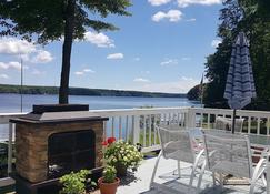 Lakefront Retreat on Galway Lake, NY - Galway - Balcón