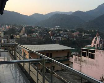 Bluestays Hostel - Rishikesh - Balcón