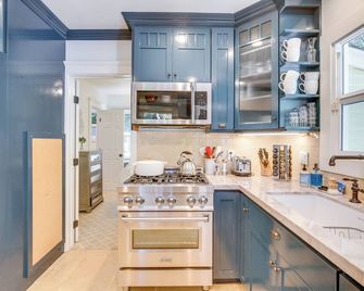 1/2 Mi to Balboa Park: Cottage w/ Private Yard! - San Diego - Kitchen