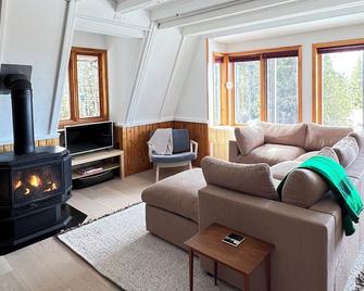 Lands End Private Lakeside Escape - Tobermory - Living room