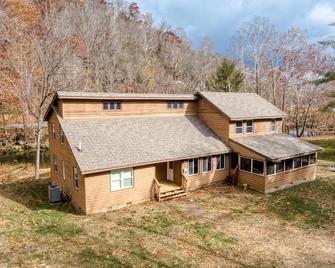 Renovated 4BR lodge on Wolf Creek: fishing, hiking and family fun in Giles Co - Narrows - Edificio
