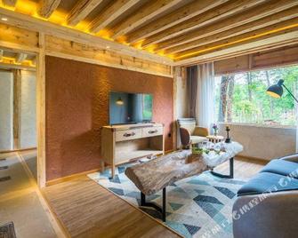 Yunfan Shanju Snow Mountain View Inn (Lijiang Shuhe Ancient Town) - Lijiang - Living room