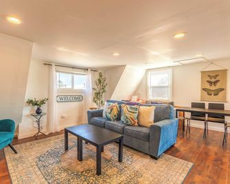 Maple Getaway - Short distance to downtown, beaches, and breweries - Douglas - Living room